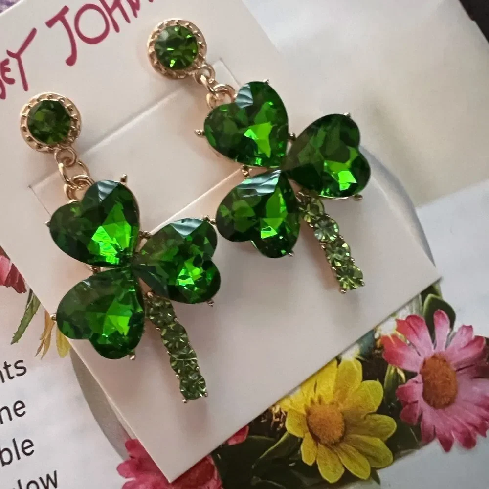 ☘️ Betsey Johnson NEW sparkling green crystal clover earrings ☘️